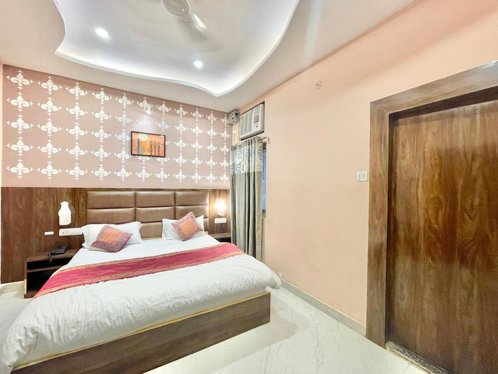 Neel Gagan ! होटल नील गगन - హోటల్ నీల్ గగన్ Fully-air-conditioned At Prime Location, Near Kashi Vishwanath Temple, And Ganga Ghat Hotel 4*