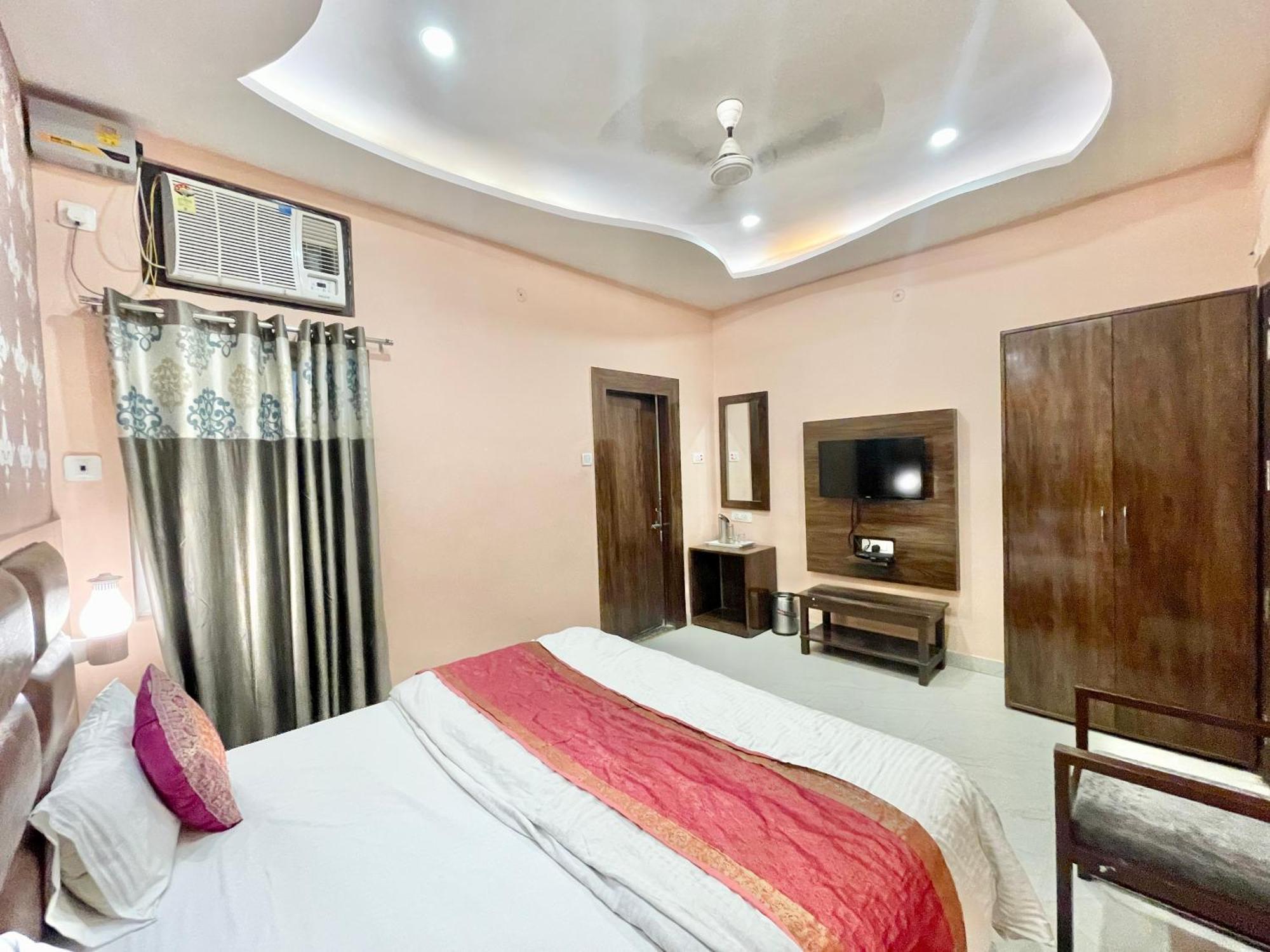 Neel Gagan ! होटल नील गगन - హోటల్ నీల్ గగన్ Fully-air-conditioned At Prime Location, Near Kashi Vishwanath Temple, And Ganga Ghat
