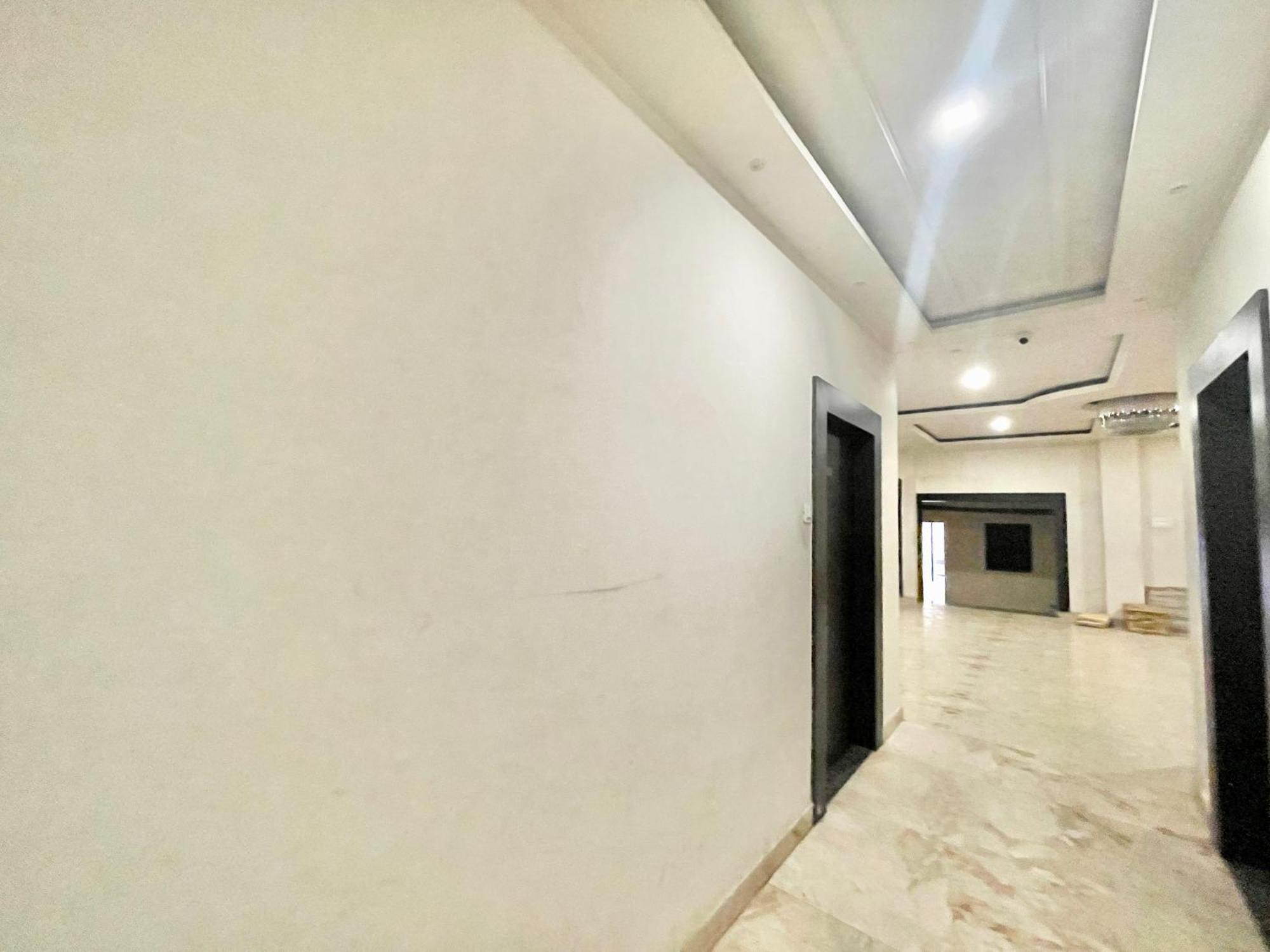 Neel Gagan ! होटल नील गगन - హోటల్ నీల్ గగన్ Fully-air-conditioned At Prime Location, Near Kashi Vishwanath Temple, And Ganga Ghat