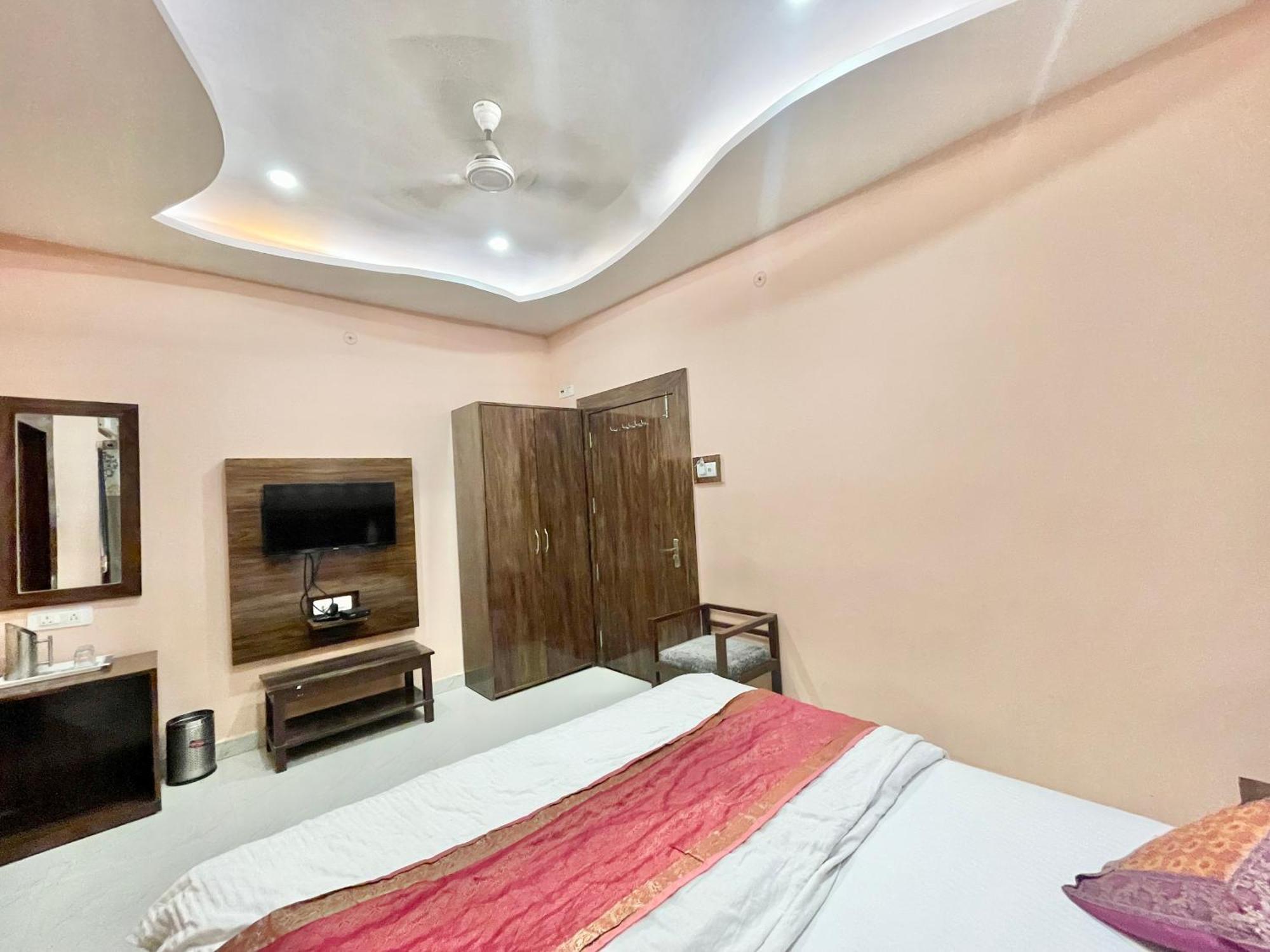 Neel Gagan ! होटल नील गगन - హోటల్ నీల్ గగన్ Fully-air-conditioned At Prime Location, Near Kashi Vishwanath Temple, And Ganga Ghat Hotel Varanasi