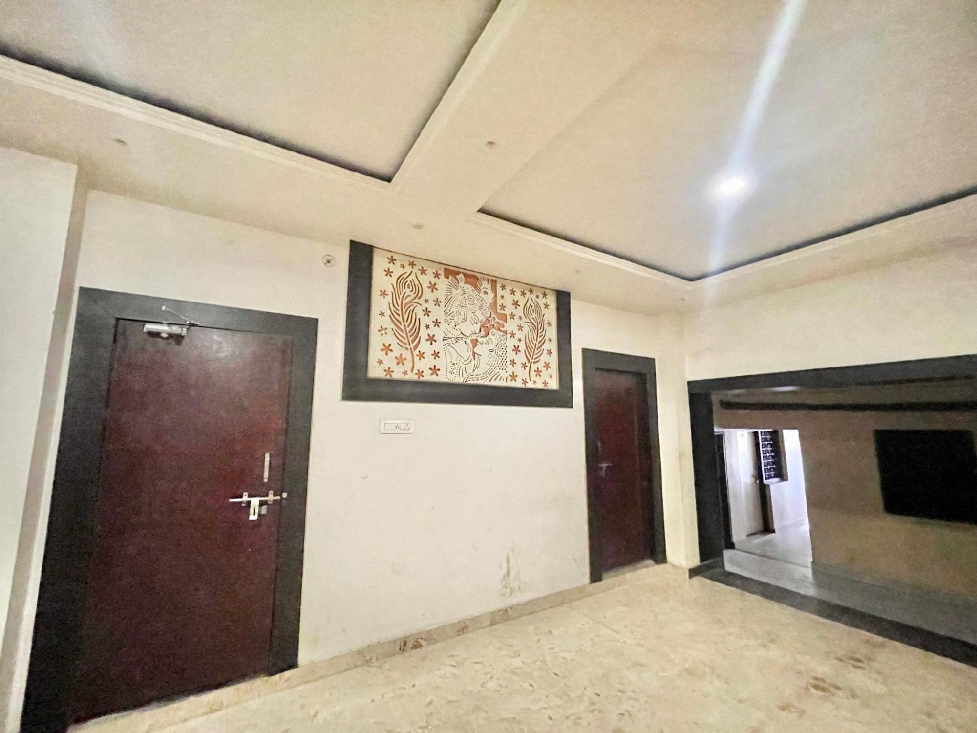 Neel Gagan ! होटल नील गगन - హోటల్ నీల్ గగన్ Fully-air-conditioned At Prime Location, Near Kashi Vishwanath Temple, And Ganga Ghat Hotel Varanasi