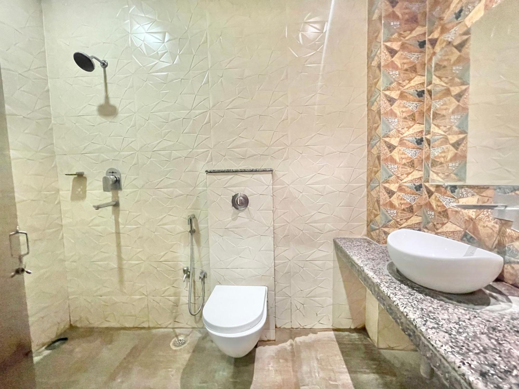 Neel Gagan ! होटल नील गगन - హోటల్ నీల్ గగన్ Fully-air-conditioned At Prime Location, Near Kashi Vishwanath Temple, And Ganga Ghat 4*