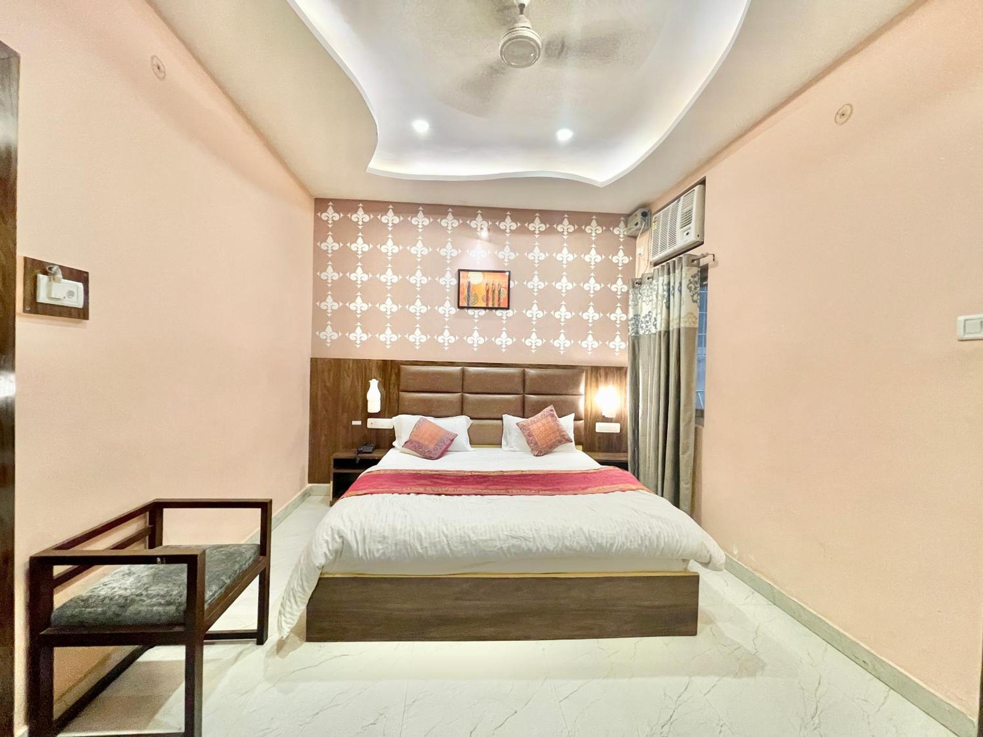 Neel Gagan ! होटल नील गगन - హోటల్ నీల్ గగన్ Fully-air-conditioned At Prime Location, Near Kashi Vishwanath Temple, And Ganga Ghat Hotel