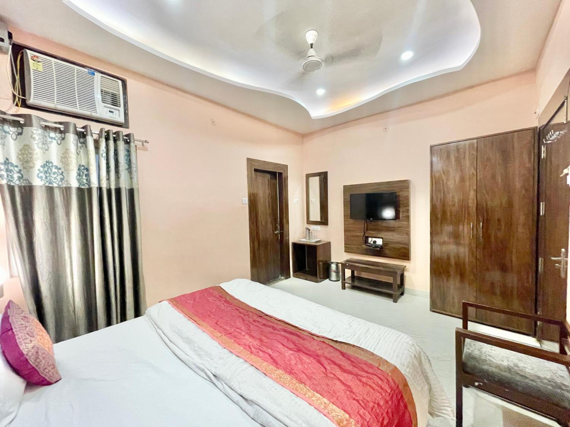 Hotel Neel Gagan ! होटल नील गगन - హోటల్ నీల్ గగన్ Fully-air-conditioned At Prime Location, Near Kashi Vishwanath Temple, And Ganga Ghat