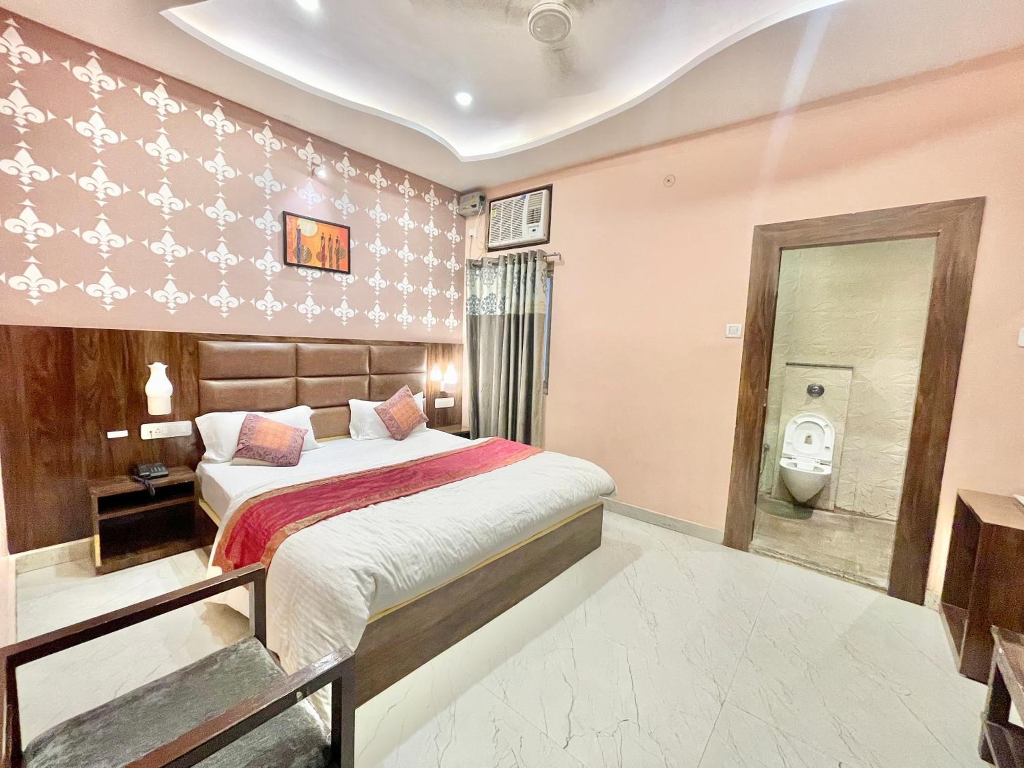 Neel Gagan ! होटल नील गगन - హోటల్ నీల్ గగన్ Fully-air-conditioned At Prime Location, Near Kashi Vishwanath Temple, And Ganga Ghat Hotel Varanasi