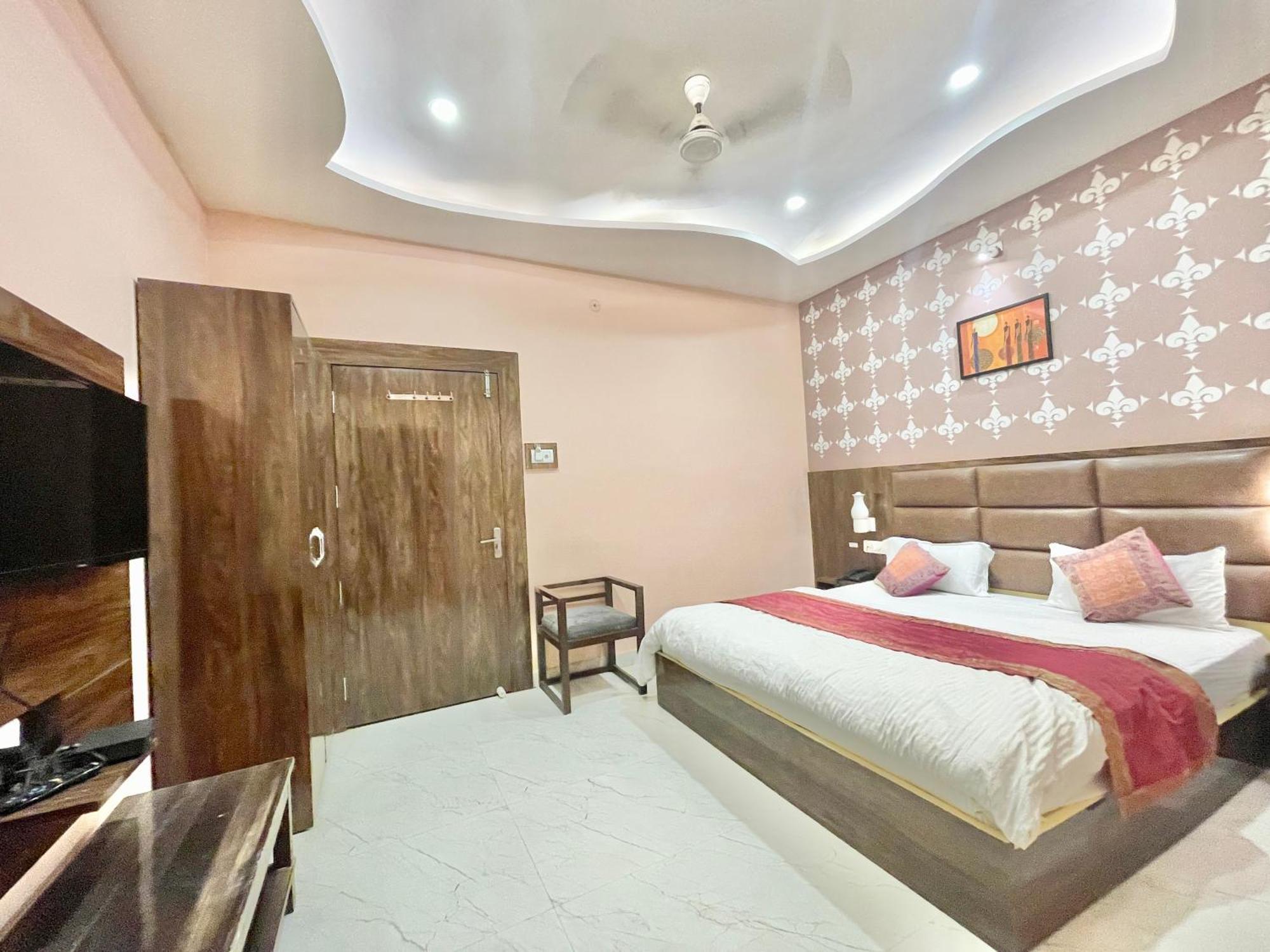 Hotel Neel Gagan ! होटल नील गगन - హోటల్ నీల్ గగన్ Fully-air-conditioned At Prime Location, Near Kashi Vishwanath Temple, And Ganga Ghat