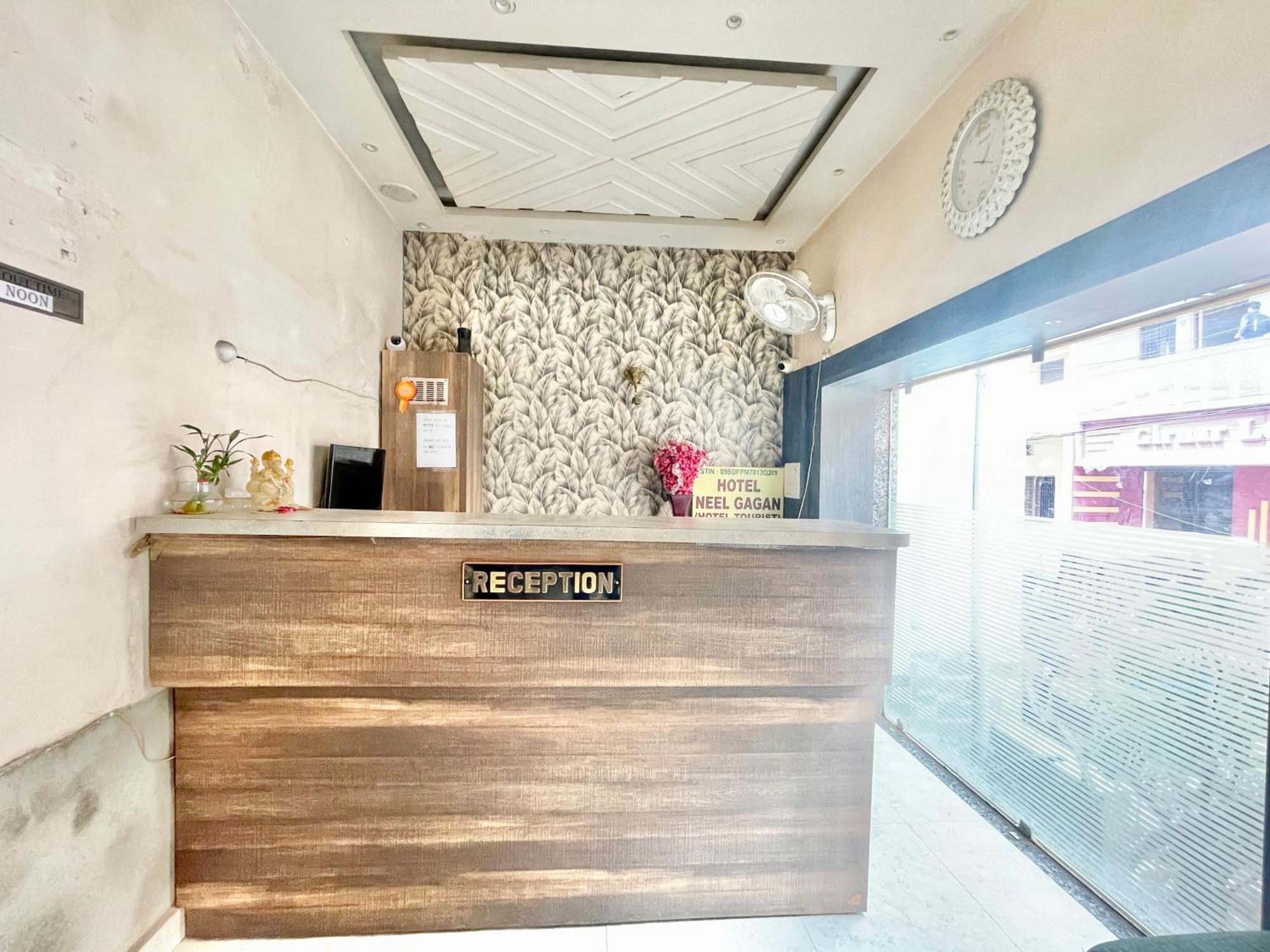 Hotel Neel Gagan ! होटल नील गगन - హోటల్ నీల్ గగన్ Fully-air-conditioned At Prime Location, Near Kashi Vishwanath Temple, And Ganga Ghat Varanasi