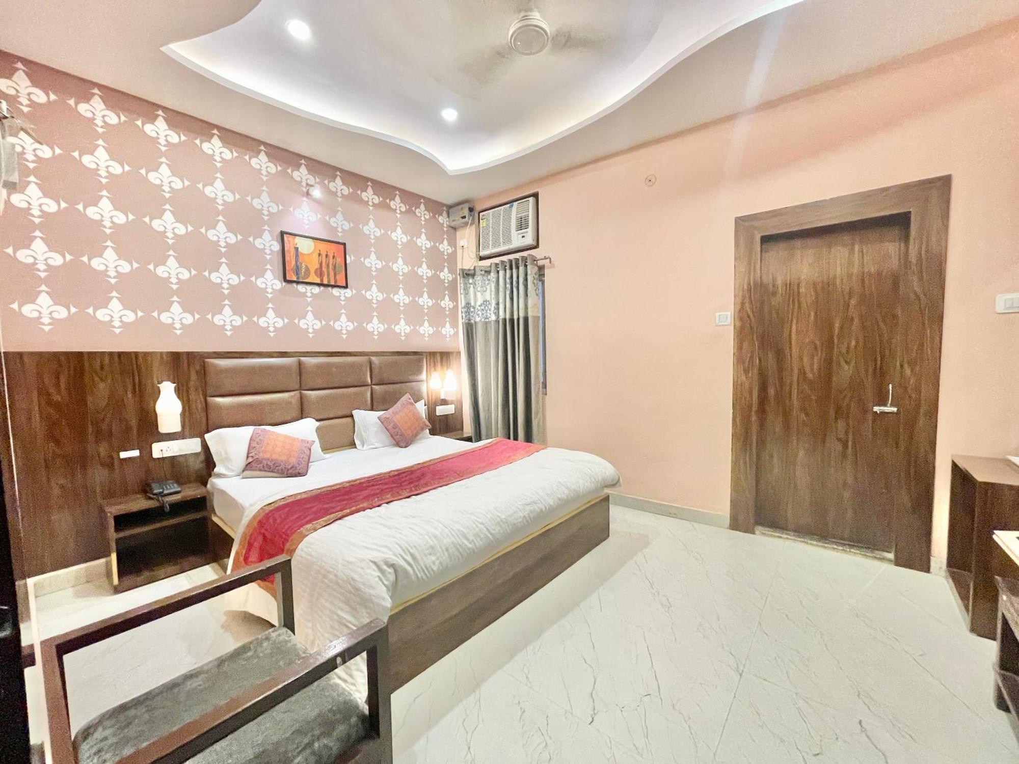 Neel Gagan ! होटल नील गगन - హోటల్ నీల్ గగన్ Fully-air-conditioned At Prime Location, Near Kashi Vishwanath Temple, And Ganga Ghat Varanasi