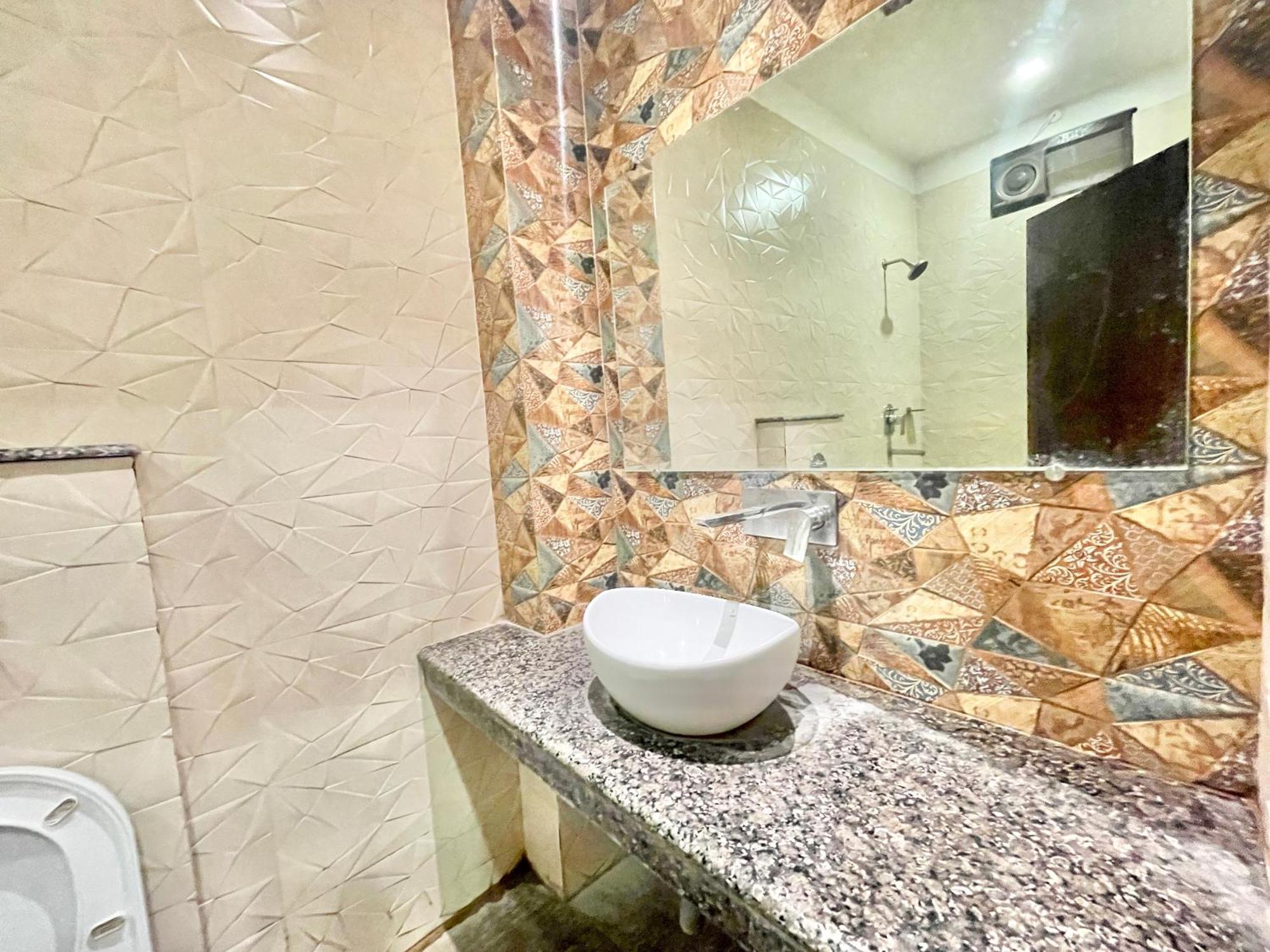 Neel Gagan ! होटल नील गगन - హోటల్ నీల్ గగన్ Fully-air-conditioned At Prime Location, Near Kashi Vishwanath Temple, And Ganga Ghat Hotel